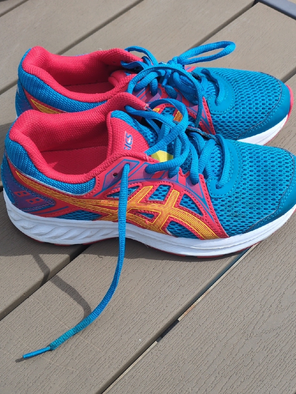 ASICS Kids Red And Blue Sneakers with Yellow Accents Size 3.5